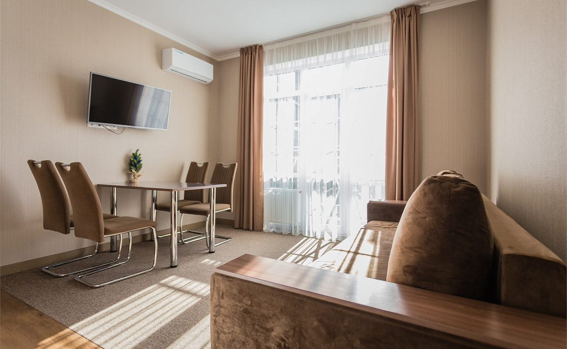 Апартаменты с балконом. Апартаменты "Гости". Красная Поляна