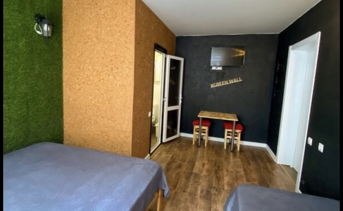 Трехместная комната на первом этаже 1. Гостевой дом GreenWall. Анапа