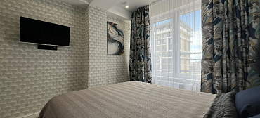 Квартира в многоквартирном доме Современная квартира у моря с отдельной спальней