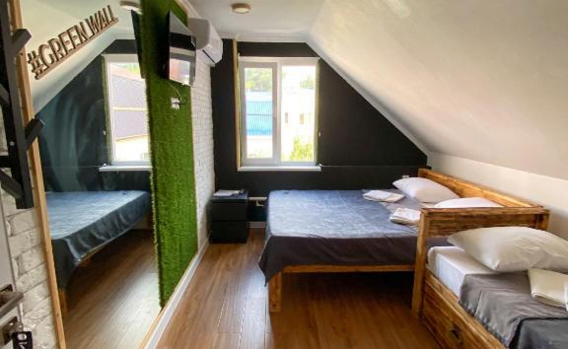 Трехместная комната на третьем этаже 7. Гостевой дом GreenWall. Анапа