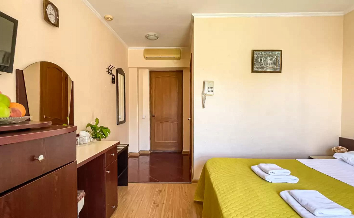 2-х местный полулюкс с двухспальной кроватью. Мини-отель "Ардо". Анапа