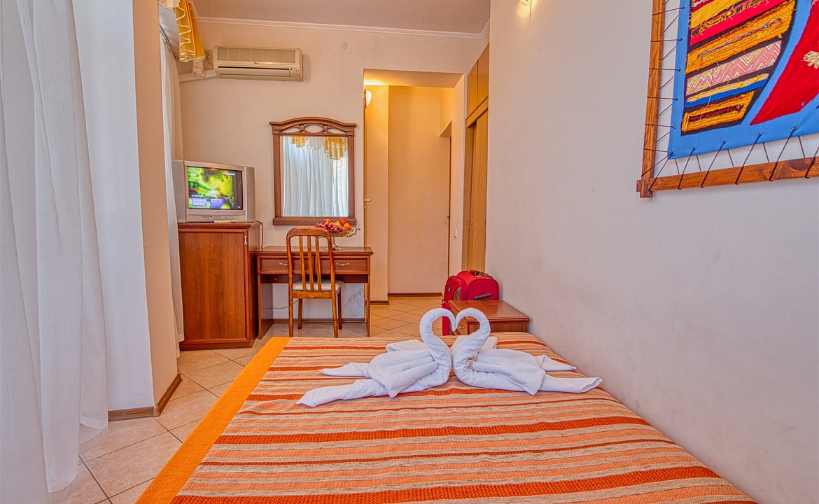 Стандарт (вид на горы). Отель «Интер». Утёс Стандарт (вид на горы). Отель «Интер». Утёс