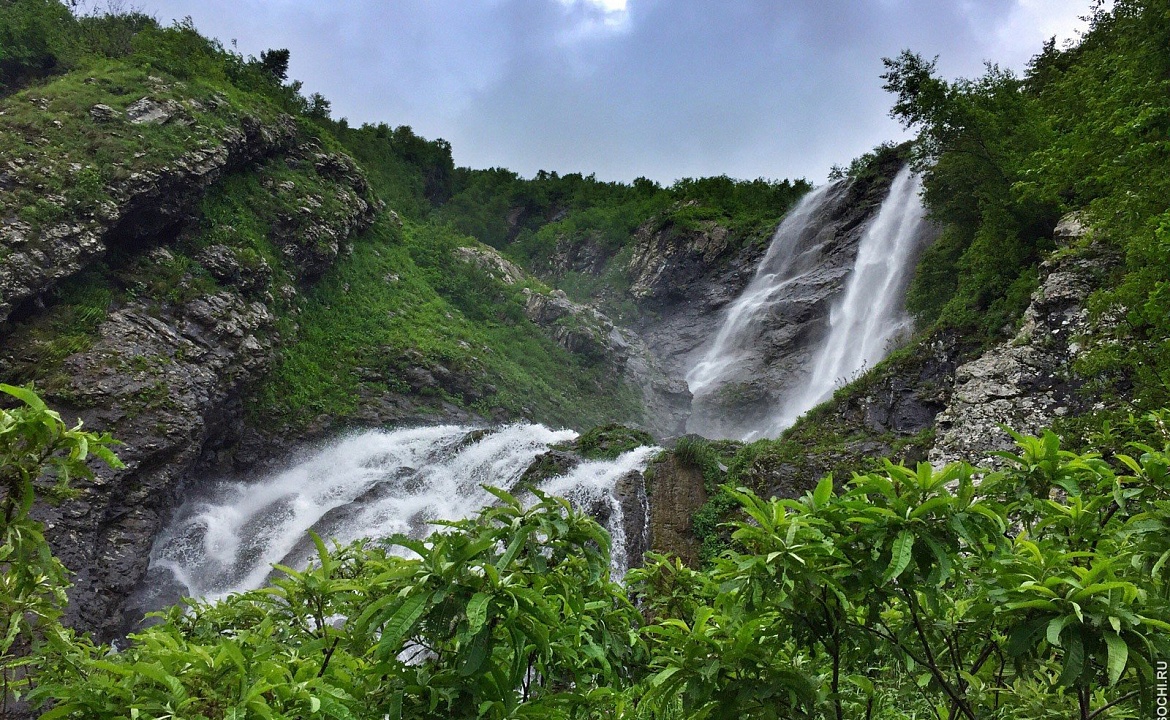 Фото водопада Поликаря взято с сайта: https://funsochi.ru/