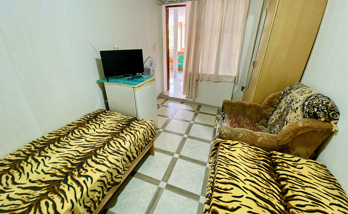 Трёхместный номер «Эконом» класса. Частный сектор Анастасия на Айвазовского 7. Лазаревское