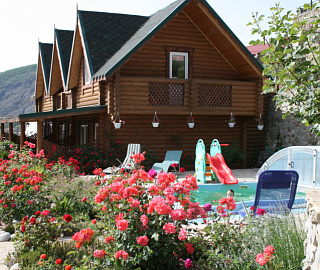 Двухэтажный деревянный сруб. Гостевой дом Над Партенитом. 