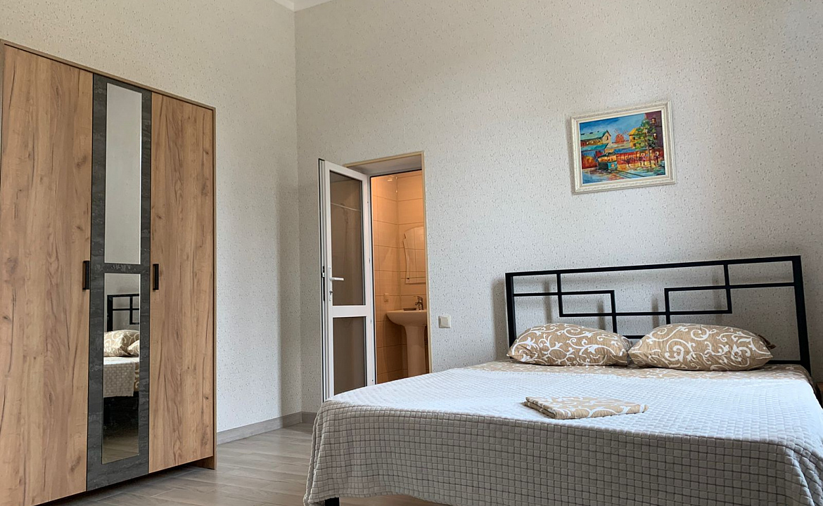 Апартаменты с кухней на два номера. Гостевой дом ЭЙВА. Пицунда