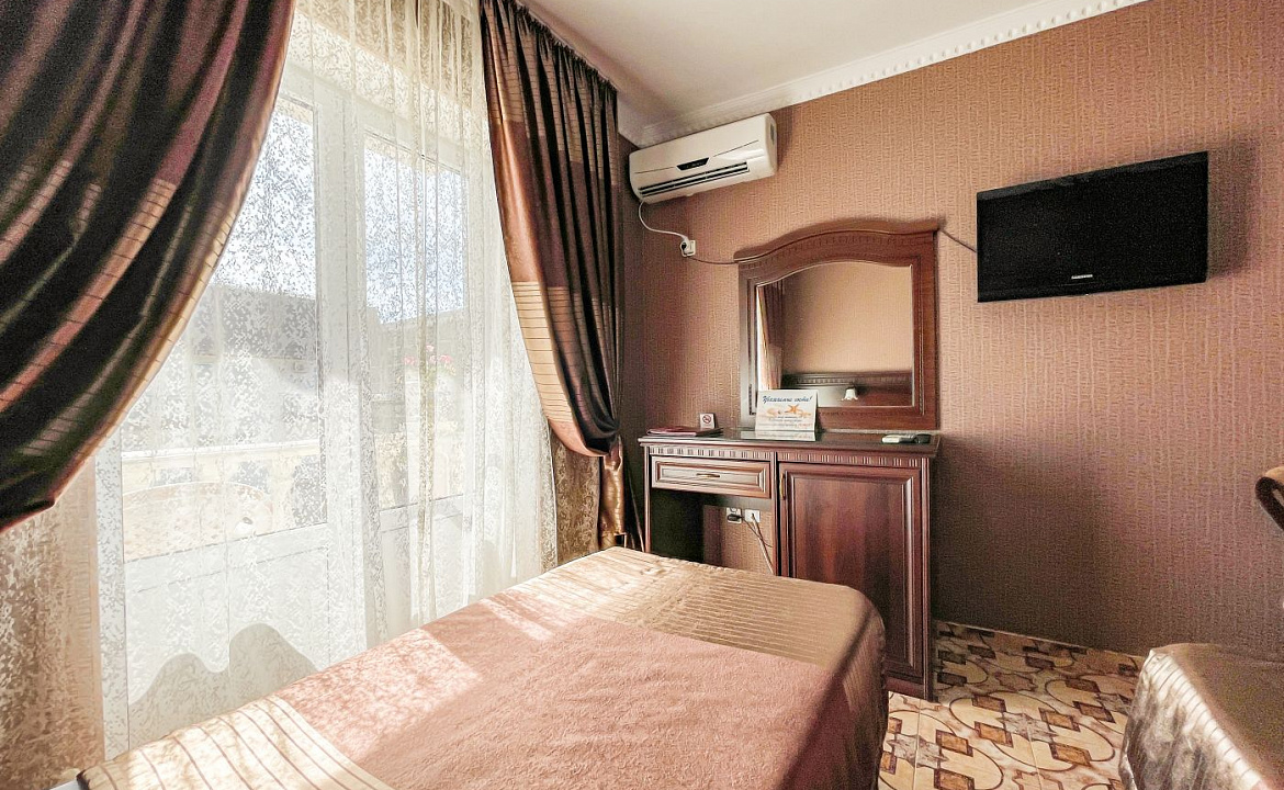 Полулюкс 3-х местный (с балконом). Anzhelina Family Hotel. Витязево