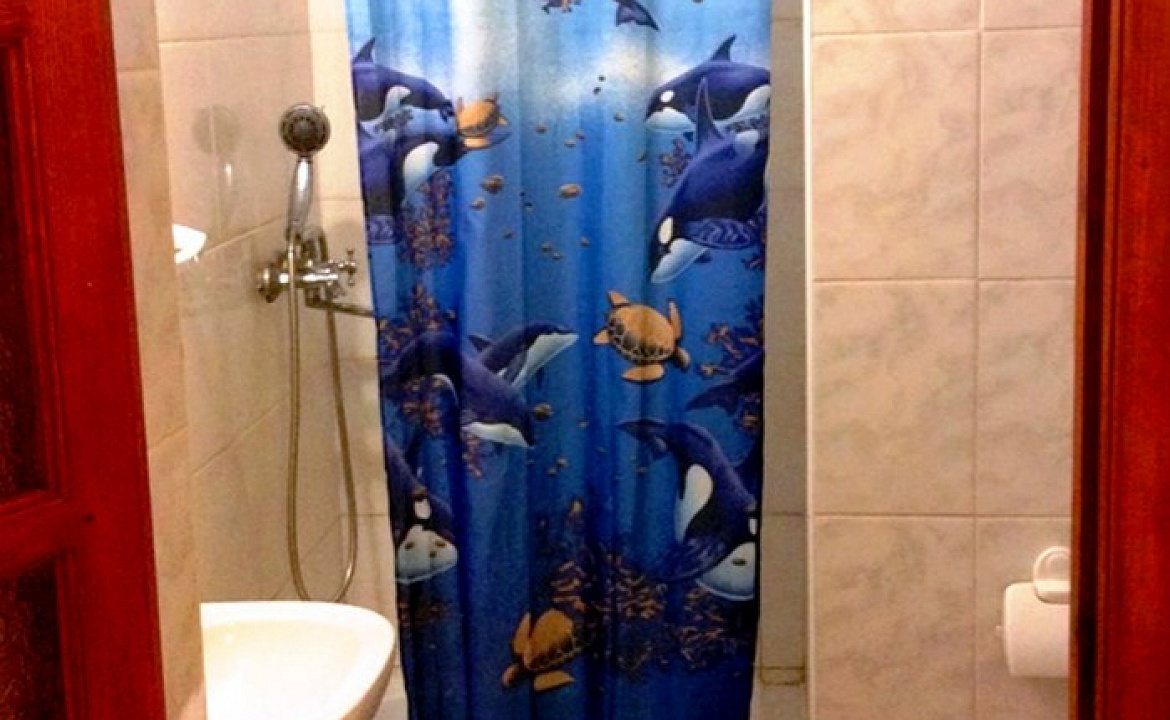 Двухместный номер с душем в отеле на берегу Черного моря. Гостиница "Тихий отель". Приморский