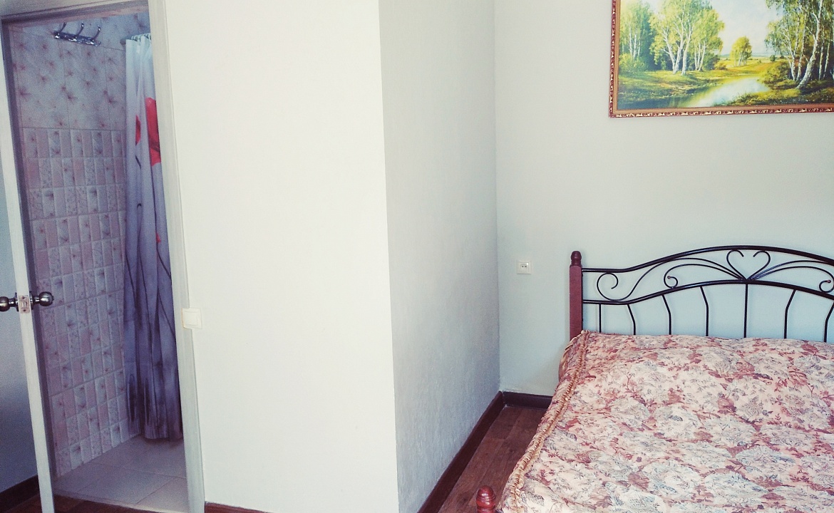 Трехместный номер с собственной ванной комнатой. Частный сектор У Саиды. Сухум