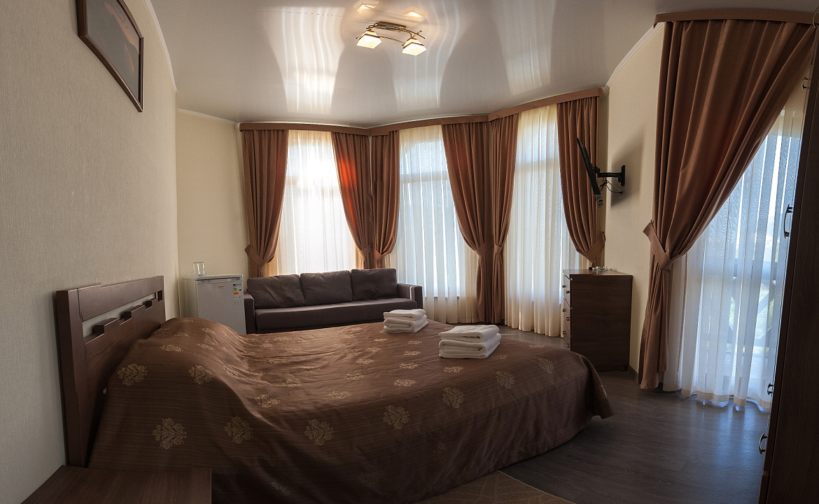 Однокомнатный трехместный номер с видом на море. Гостевой дом "Зеленая бухта". Отдых с детьми