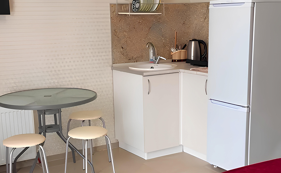 Апартаменты студия на 3-х человек с французским балконом. Гостевой дом "МЕЛИС". Дивноморское