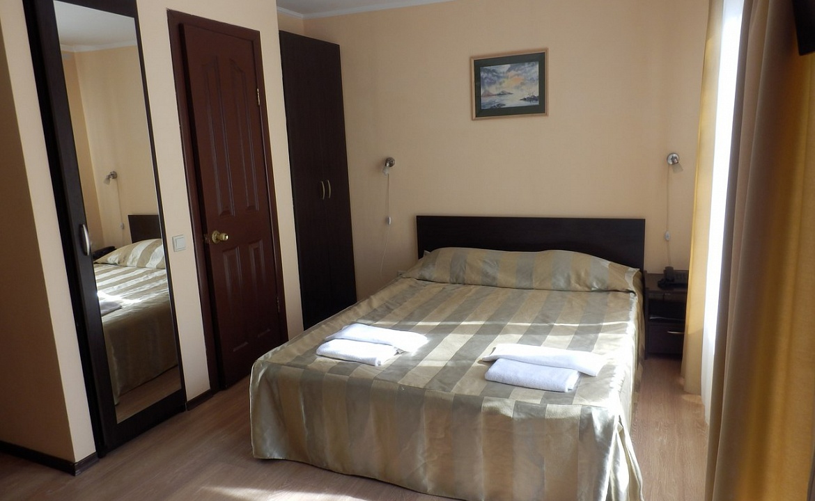 Стандартный номер с кухней и двуспальной кроватью. Гостиничный комплекс Зеленый мыс. Алупка