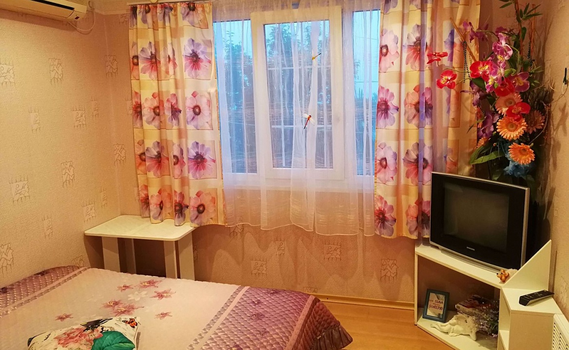 Розовый. Гостевой дом ОАЗИС. Ялта