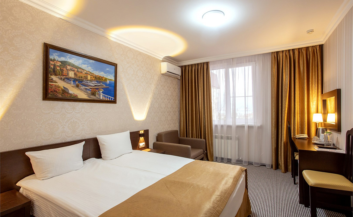 Стандартный с двумя односпальными или одной двуспальной кроватью. Отель «Фаворит». Геленджик