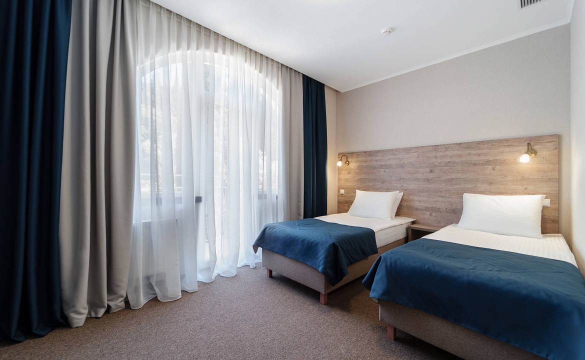 Стандартный двухместный номер с 1 двуспальной или 2 односпальными кроватями. Отель "Вилла Голубой залив". Симеиз