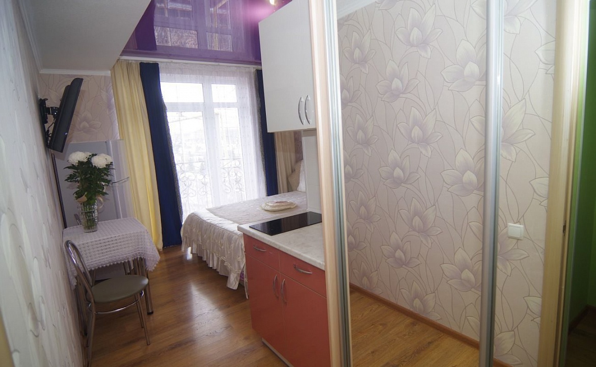 Комфорт 2-х местный с балконом( Комната №5). Частный гостевой дом у Ярославовны. Алушта