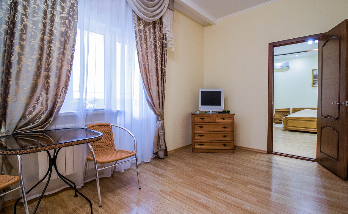 Четырехместный номер-комфорт с двуспальной кроватью и диваном-кроватью. Отель "Москва". Геленджик