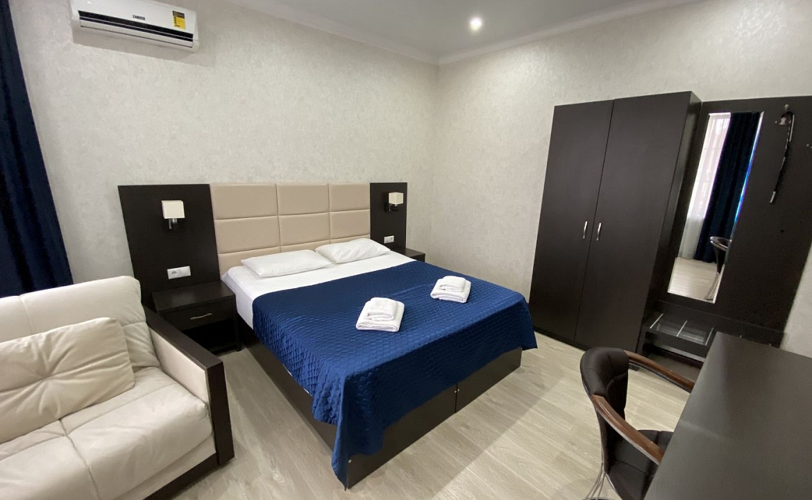 Улучшенный трехместный номер с 1 кроватью или 2 отдельными кроватями и креслом-кроватью. Отель BLUE MARINE HOTEL. Адлер