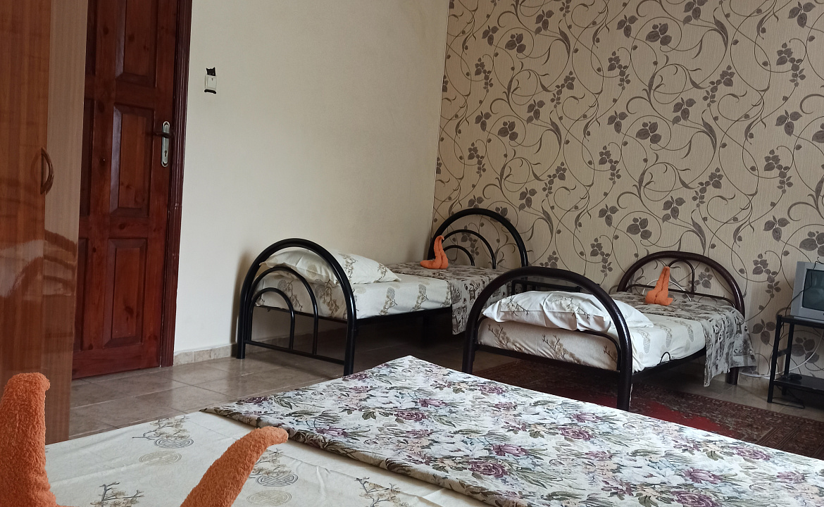 Четырёхместный номер стандарт. Гостевой дом Белые скалы. Лазаревское