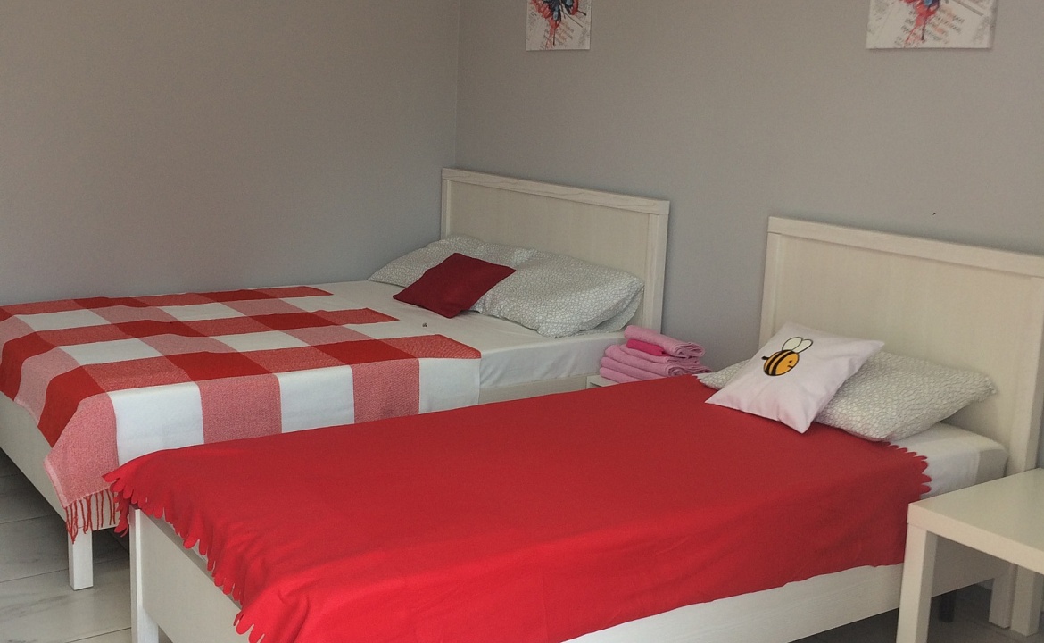 Трёхместный номер. Гостевой дом «Пчела». Ейск