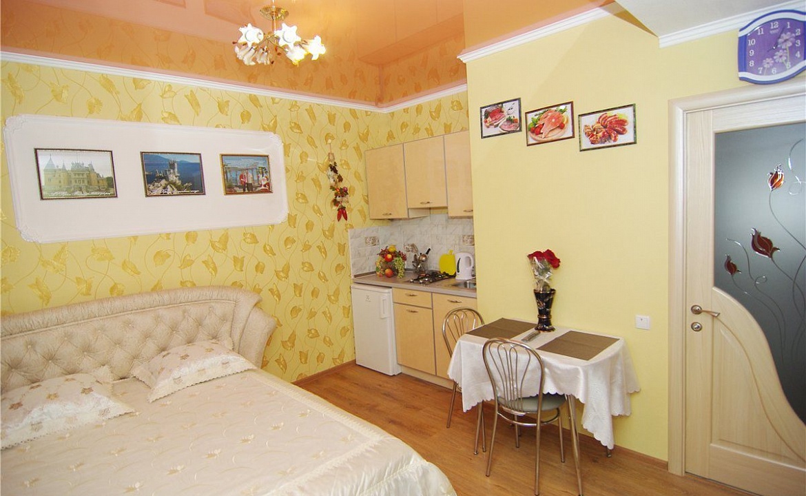 Комфорт 2-х местный без балкона( Комната № 1). Частный гостевой дом у Ярославовны. Алушта