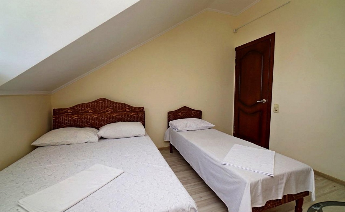 Стандарт 3-х местный. Гостевой дом Дубовая роща. Лермонтово