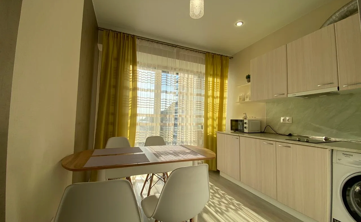 Просторная квартира цу моря с видовыми балконами 178к2. Светлая квартира с террасой и морем. Дагомыс