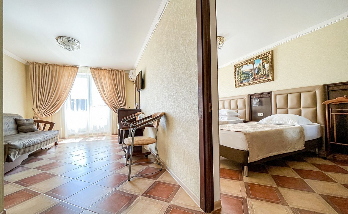 Люкс 2-х комнатный (большой) с балконом. Anzhelina Family Hotel. Витязево
