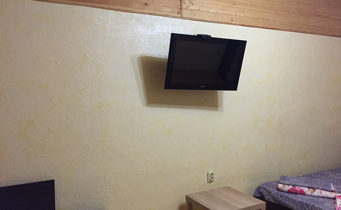 Четырехместный «Люкс» с балконом. Гостевой дом на Комарова 17. Витязево