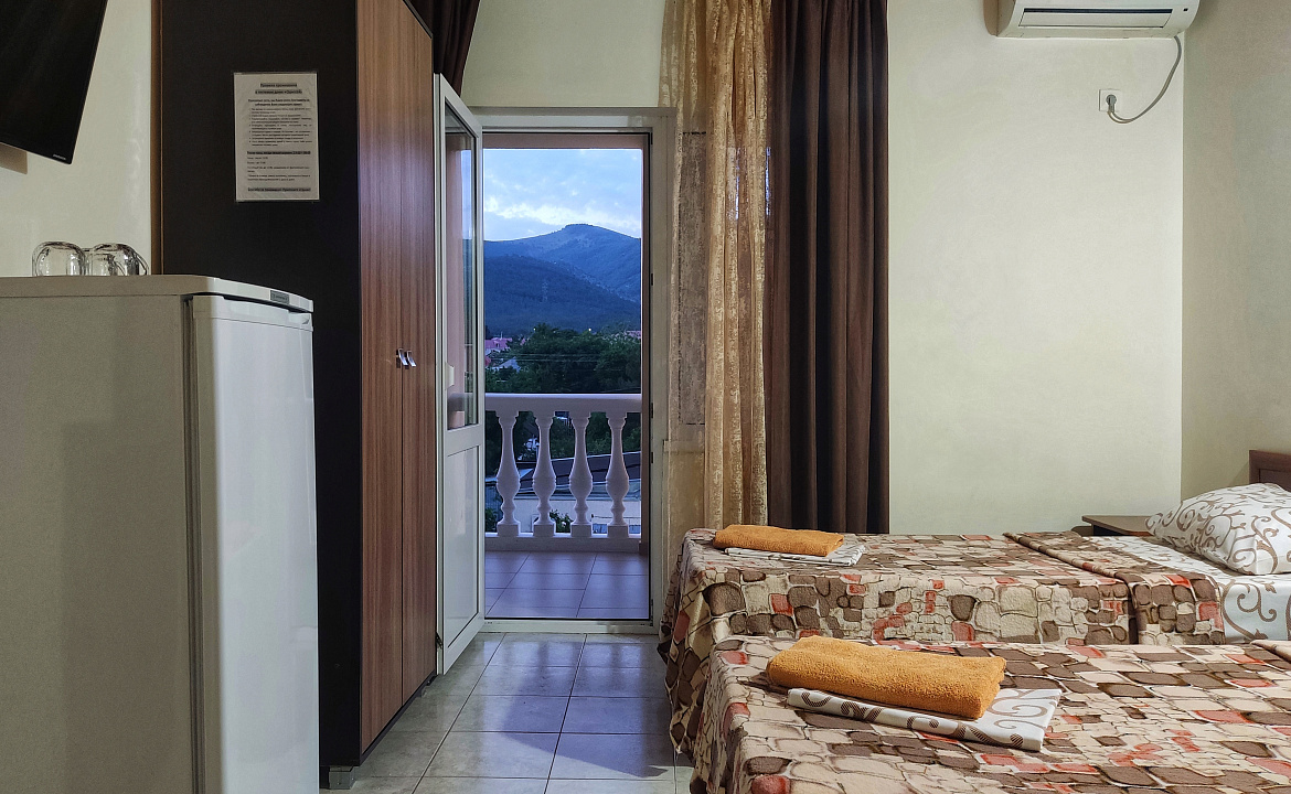 Трехместный с удобствами и балконом. Кровати раздельные. Гостевой дом "Одиссей" - Кабардинка. Кабардинка