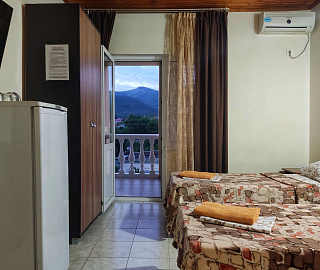 Трехместный с удобствами и балконом. Кровати раздельные. Гостевой дом "Одиссей" - Кабардинка. 