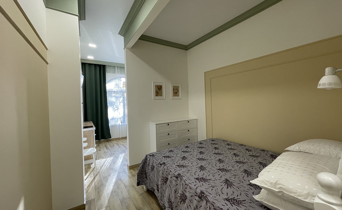 Апартамент для 2 гостей. Квартира в многоквартирном доме Апартамент-студия. Ливадия