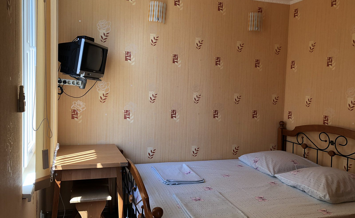 Четырехместный с мини-кухней и балконом. Гостевой дом АнНи. Гаспра