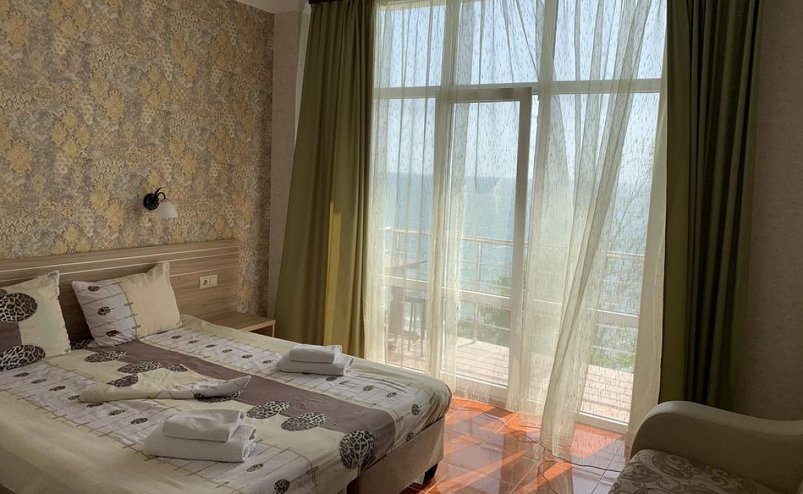 «Стандарт» 2,3-х местный с видом на море, лес (с балконом). Отель «RIVIERA GRAND HOTEL». Лермонтово