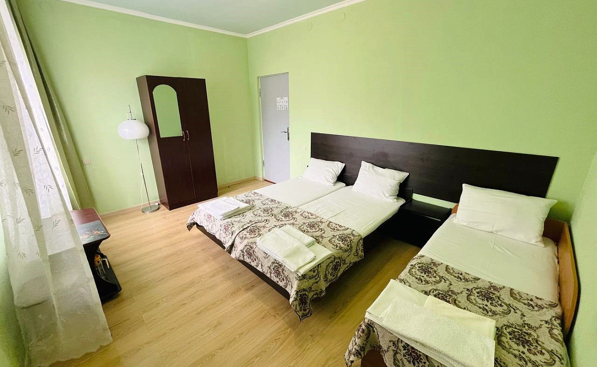 Стандарт трёхместный с доп. местом и балконом. Отель "Гермес" . Вардане Стандарт трёхместный с доп. местом и балконом. Отель "Гермес" . Вардане