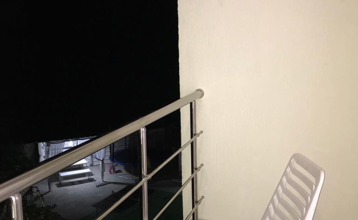 Трёхместный номер стандарт с балконом. Гостевой дом Белые скалы. Лазаревское