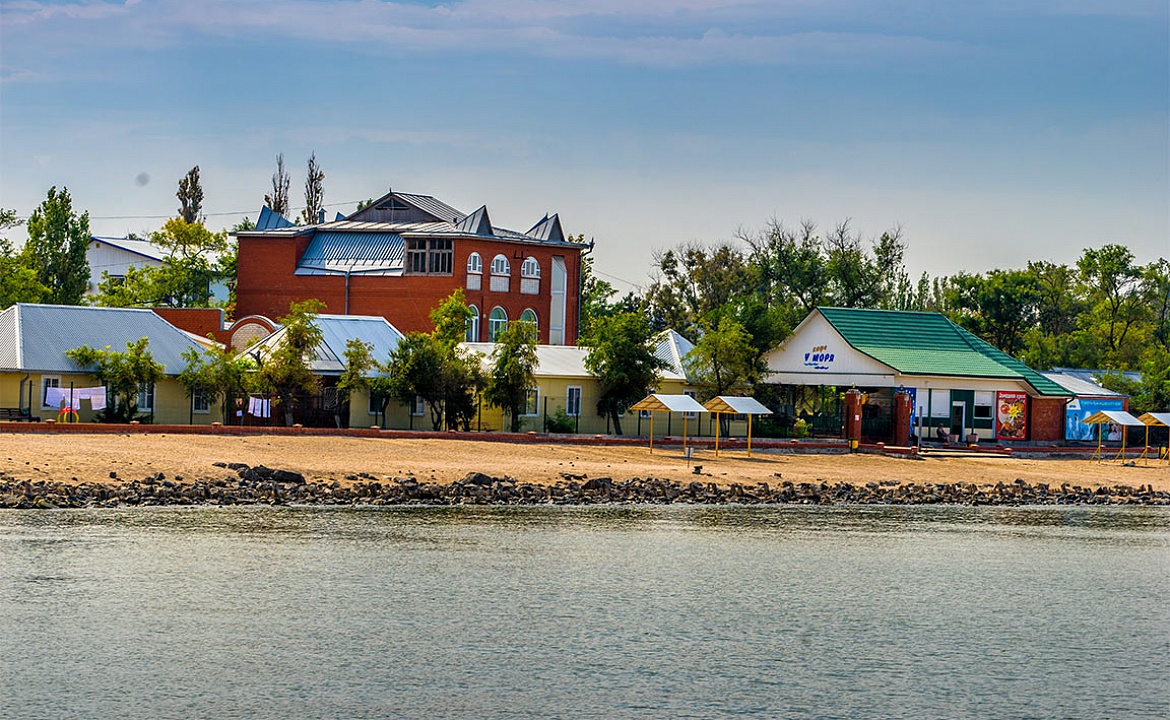 Отдельно стоящий 2-х этажный коттедж. Гостиница Приазовочка. Ейск