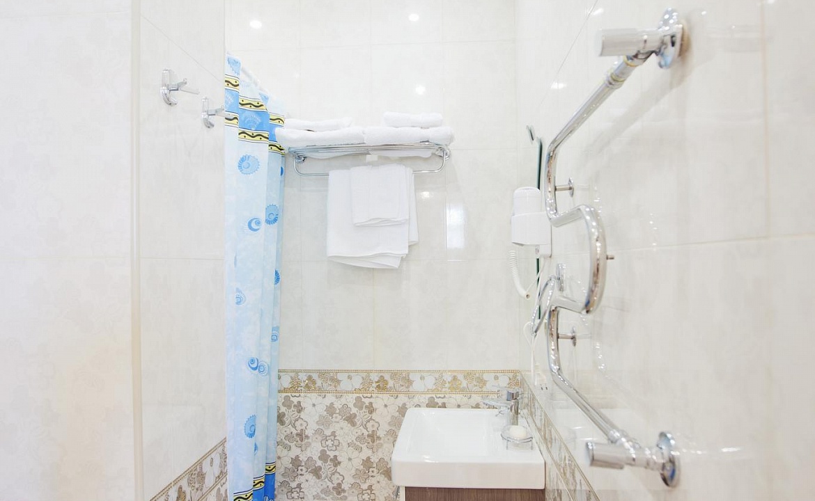 Четырехместный номер с балконом «Де люкс/De Luxe». Гостевой дом  Vega. Заозерное Четырехместный номер с балконом «Де люкс/De Luxe». Гостевой дом  Vega. Заозерное