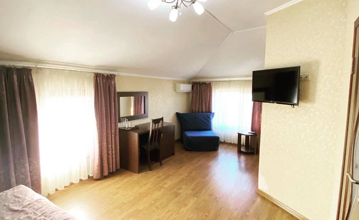 ДВУХМЕСТНЫЙ НОМЕР С ДИВАНОМ НА МАНСАРДЕ. Отель "Мечта". Геленджик