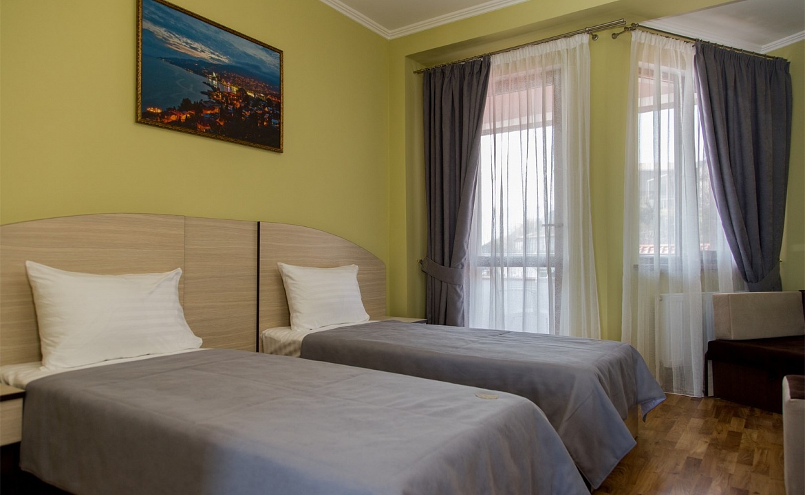 Стандарт двухместный с видом на море и горы Two Twin. Гостевой комплекс "Чижик Пыжик". Никита