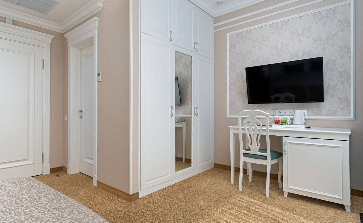 Однокомнатный двухместный номер «Стандарт». Семейный отель Династия. Геленджик