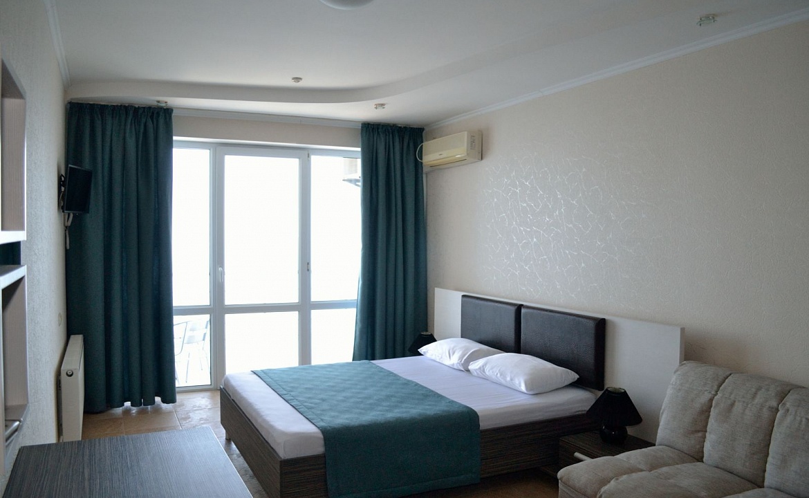 Стандарт (вид на море). Hotel & Osteophaty center "Lotus". Утёс