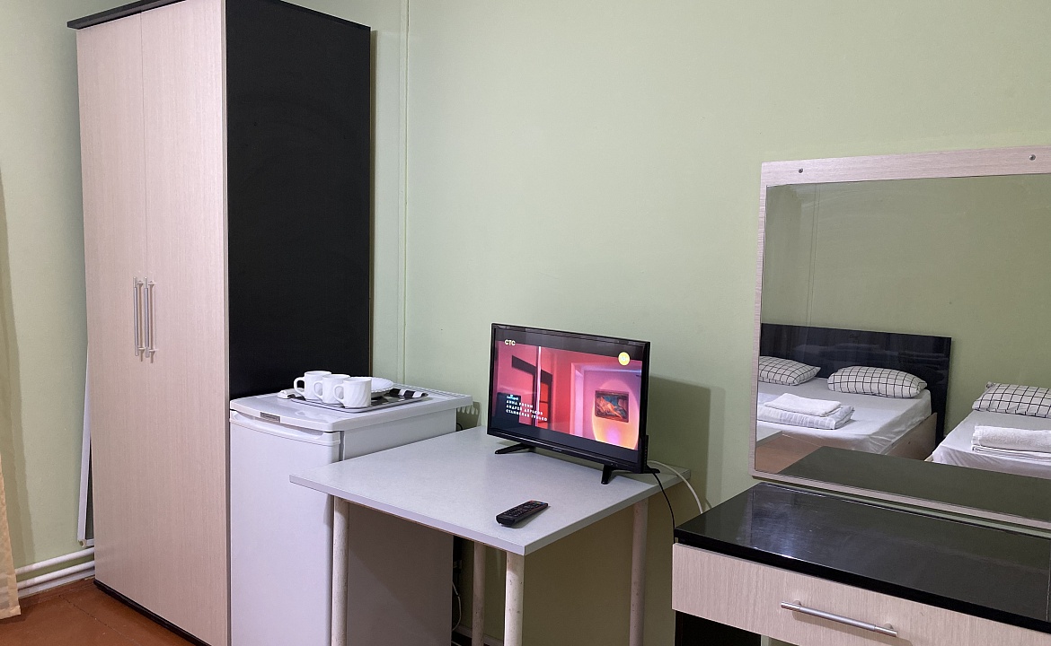 ТРЁХМЕСТНЫЙ . Гостевой дом АКВАТОРИЯ . Кучугуры