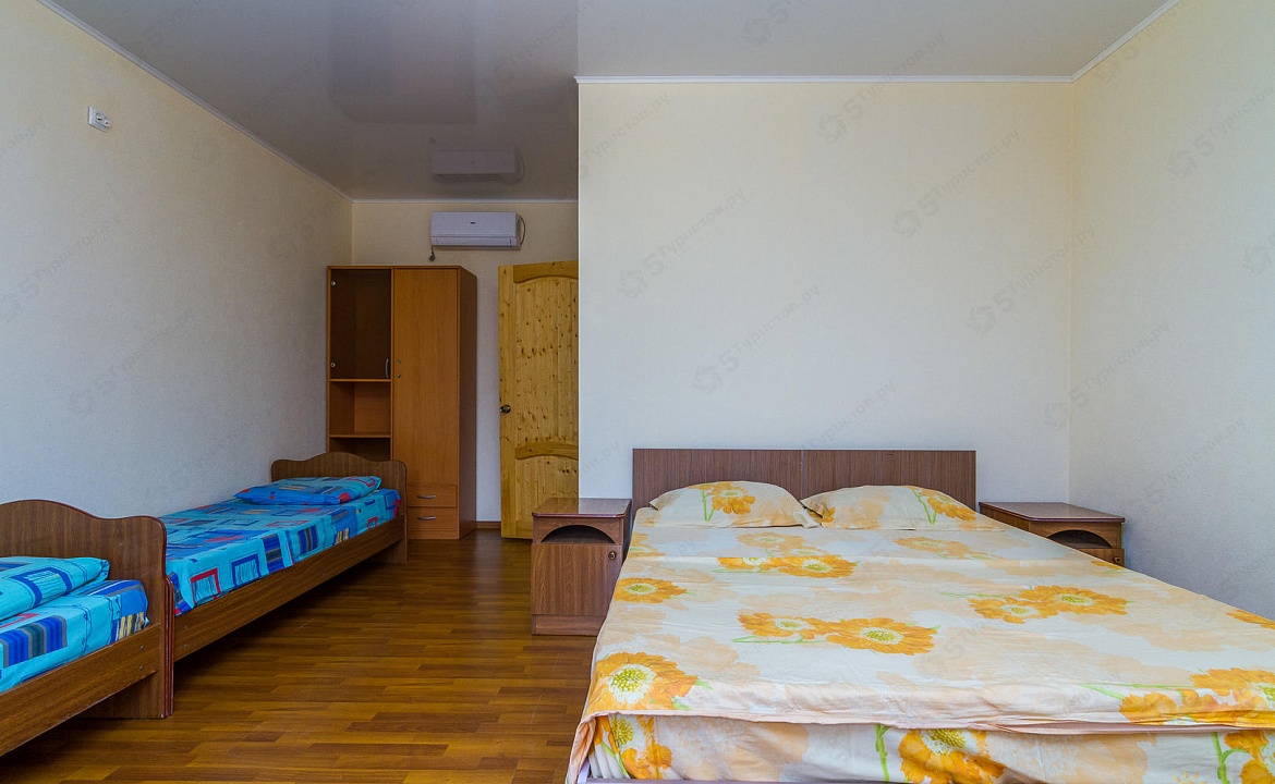 4-х местный номер Стандарт. Гостевой дом "Бриз" - Небуг. Небуг