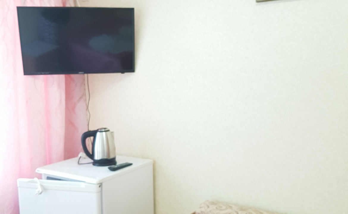 3х местный стандарт с выходом в сад. Гостиница "Водолейчик". Алушта