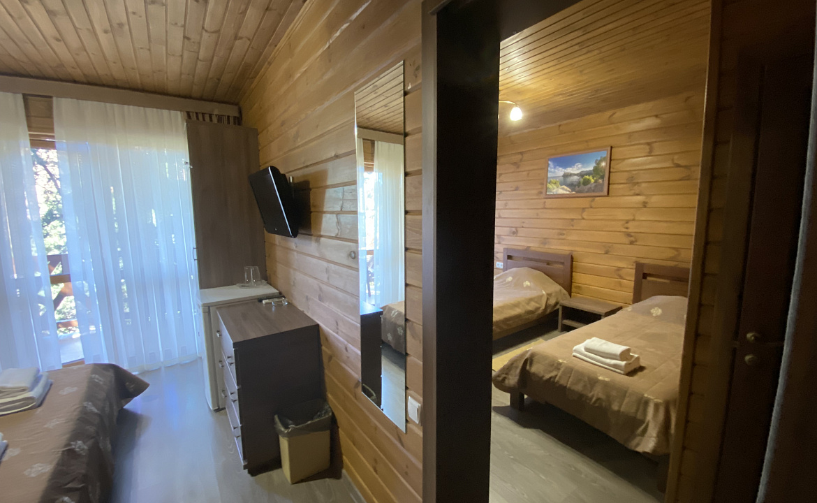 Двухкомнатный четырехместный номер (первый этаж). Гостевой дом "Зеленая бухта". Отдых с детьми