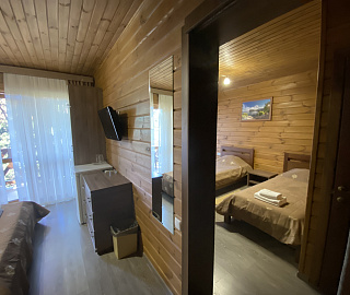 Двухкомнатный четырехместный номер (первый этаж). Гостевой дом "Зеленая бухта". 