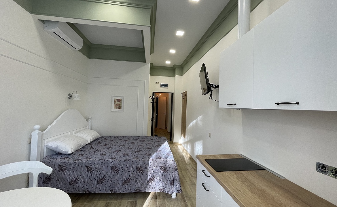 Апартамент для 2 гостей. Квартира в многоквартирном доме Апартамент-студия. Ливадия