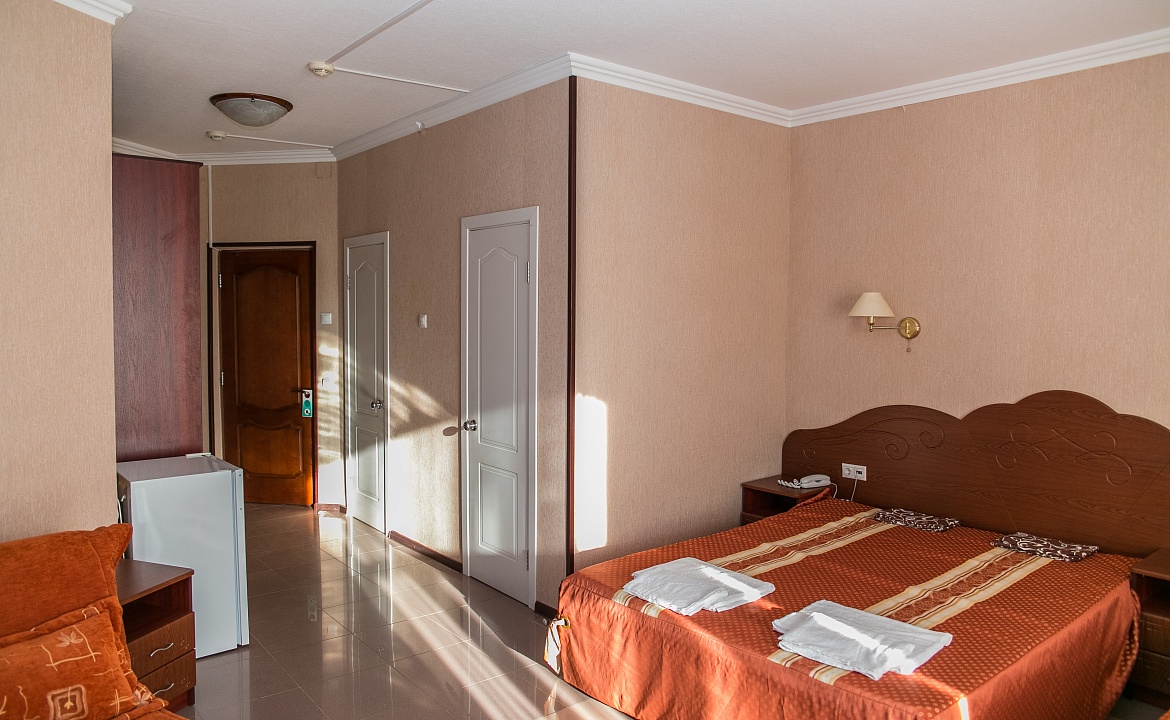 Трехместный номер. Гостиница "Южная ночь"      . Джубга