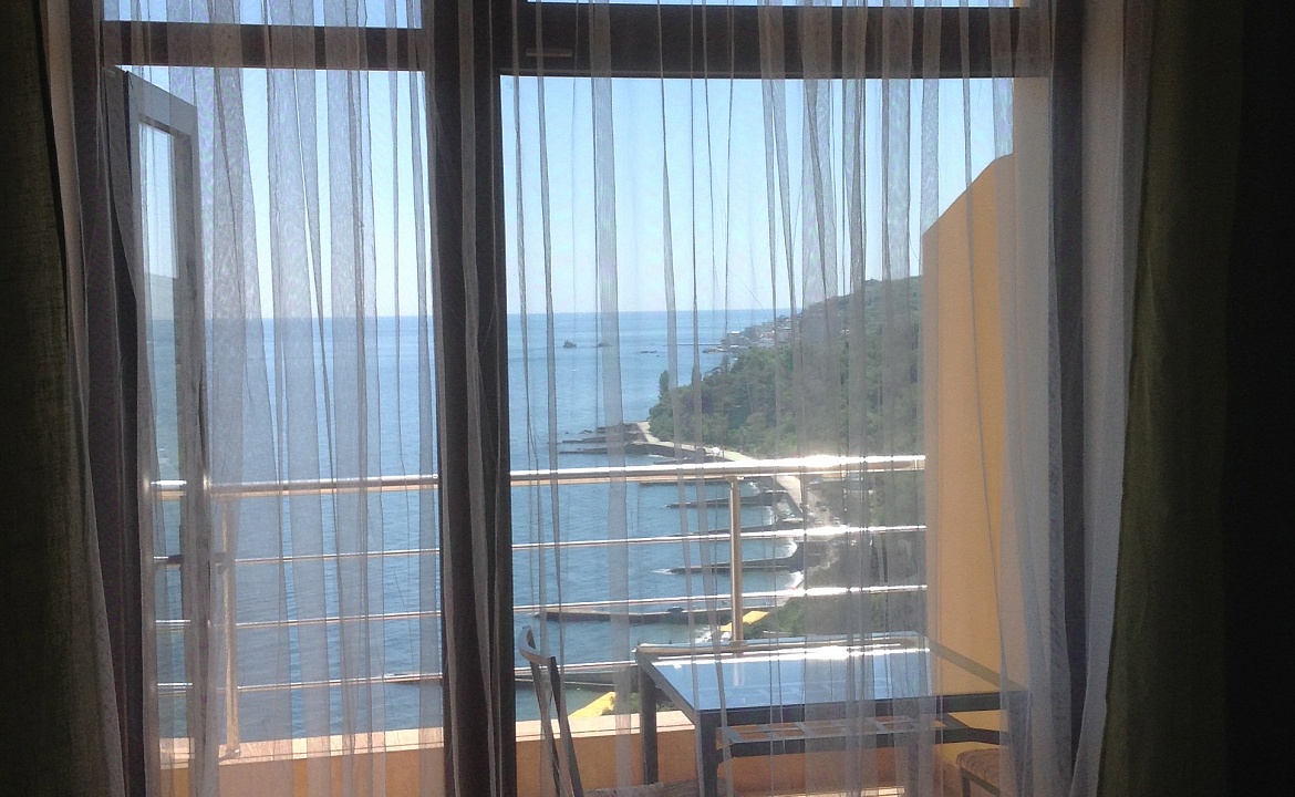 Полулюкс для двоих с видом на море. Квартира в многоквартирном доме Аппартаменты «Премьера». Чайка